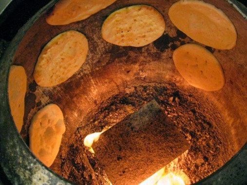 El Tannour, horno de leña tradicional para hacer pan y pizzas